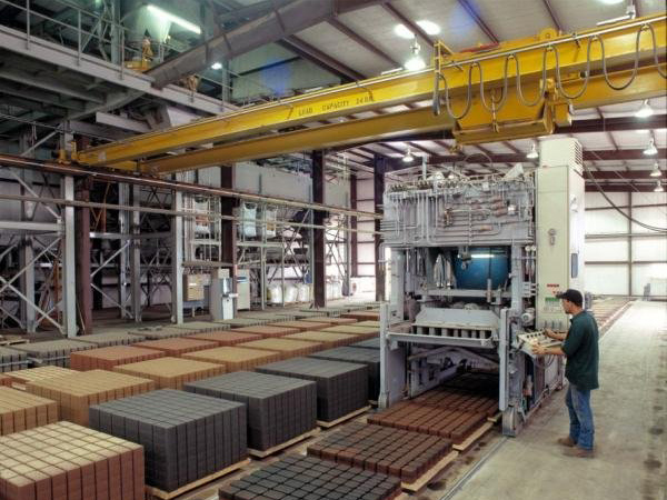 процесс укладки тротуарной плитки