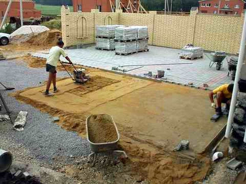 процесс укладки тротуарной плитки