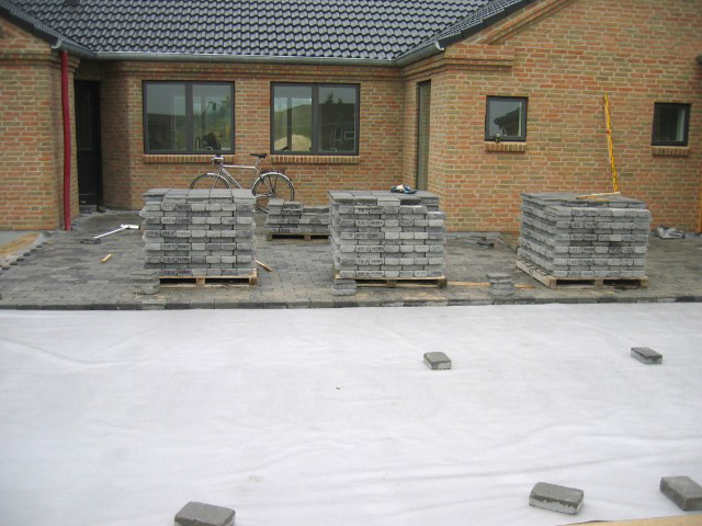 процесс укладки тротуарной плитки