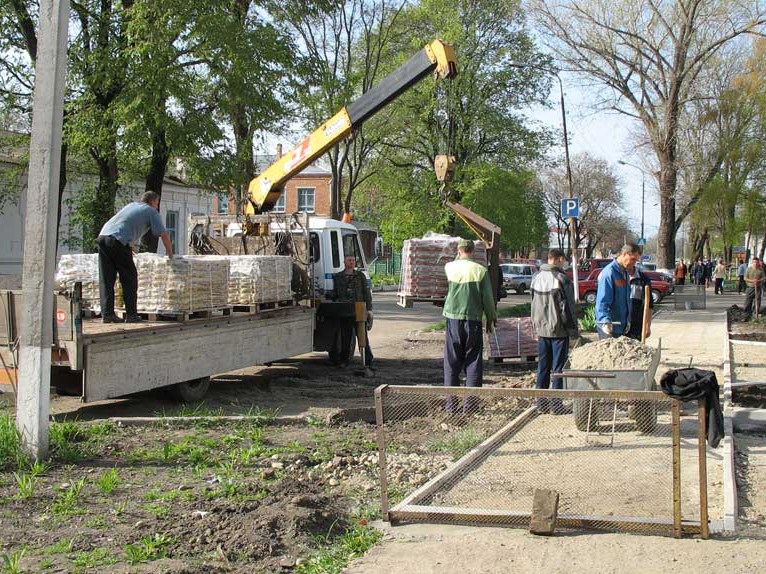 процесс укладки тротуарной плитки